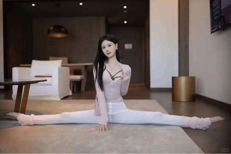 成都兼职舞蹈生💃 一字马特点 🦜质量3开  身材妩媚动人，前凸后翘🍑臀，肌肤雪白有弹性，宛如熟透的水蜜桃。