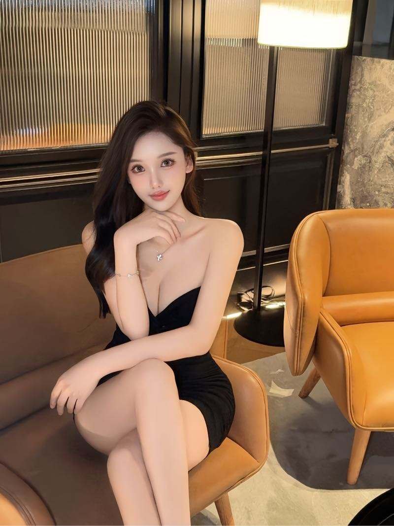 纯欲+性感并存的极品 丰润饱满  腰臀惊人  天然无整欧美型,给你女友般呵护体贴  