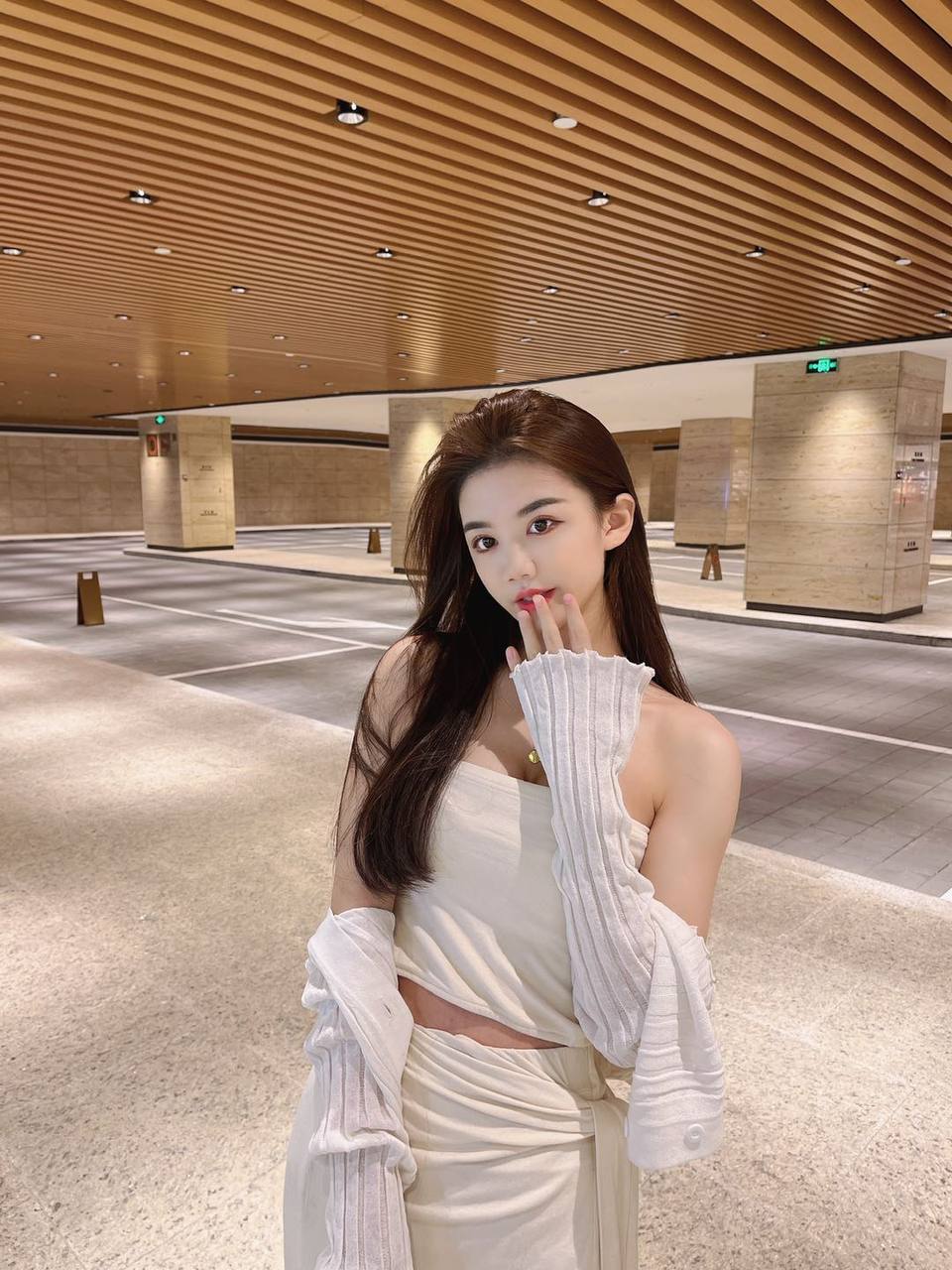 宁波外围 筷子腿 皮肤白 性格开朗 脾气好温柔