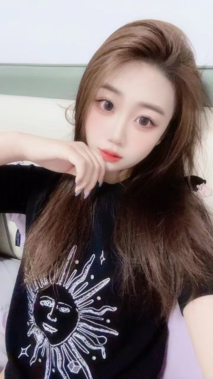 青岛外围06年初下水筷子腿,肤白貌美