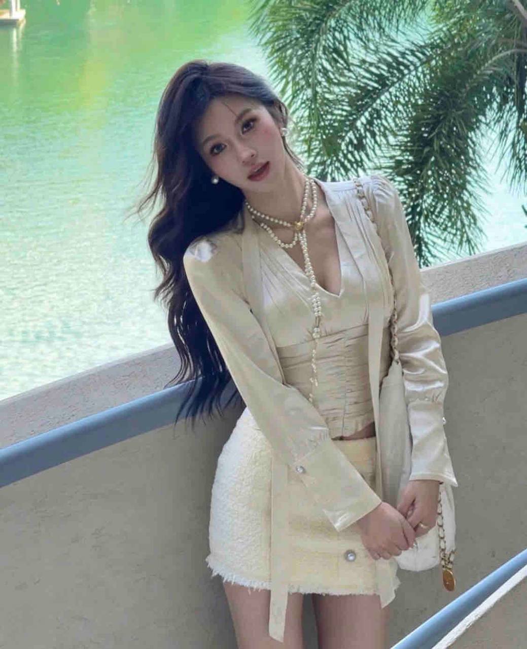上海外围 03欧美风暖白皮辣妹 完美宝瓶身腿控福利