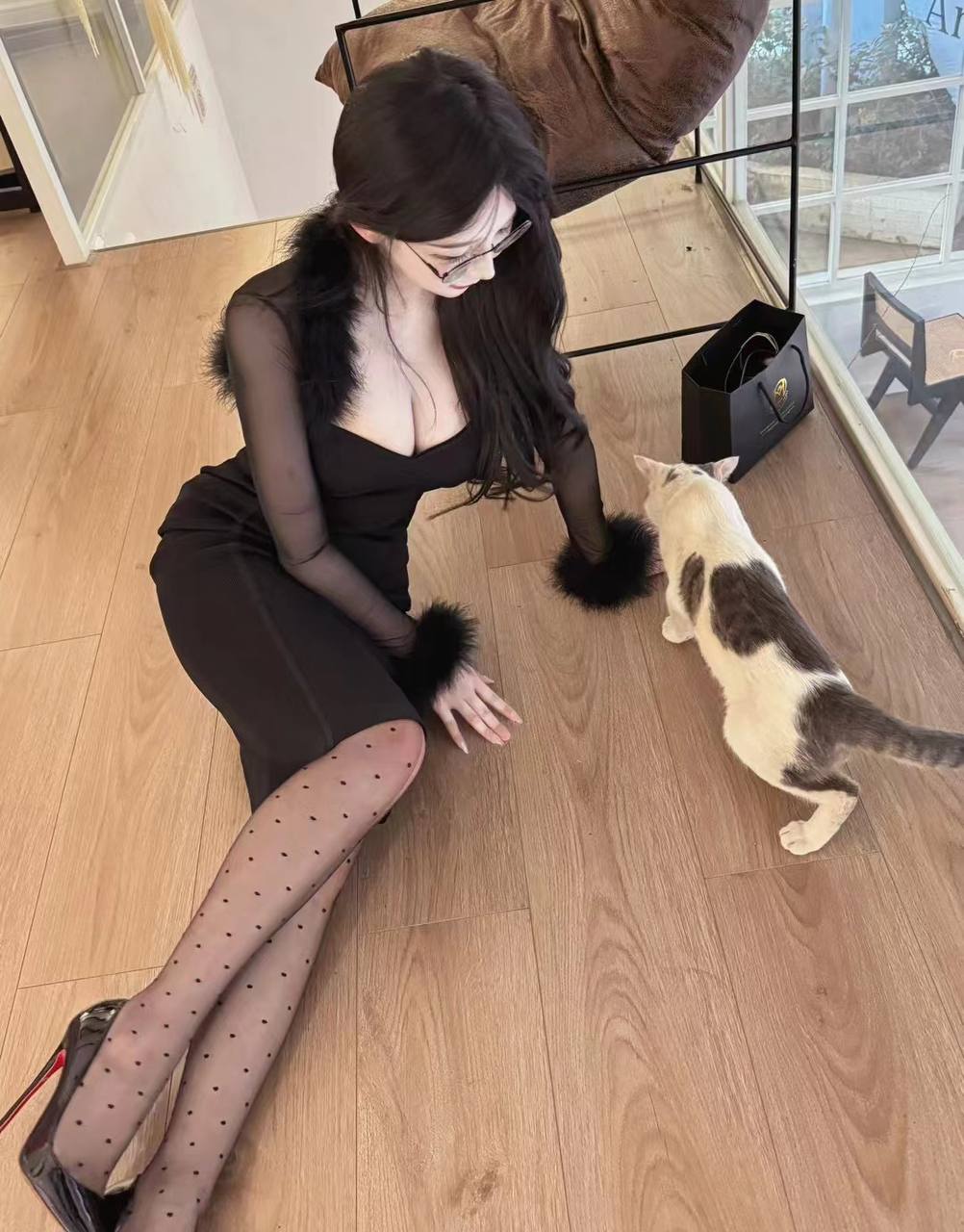 上海外围 170/E 性感眼镜妹 听话黏人小猫咪 极品反差