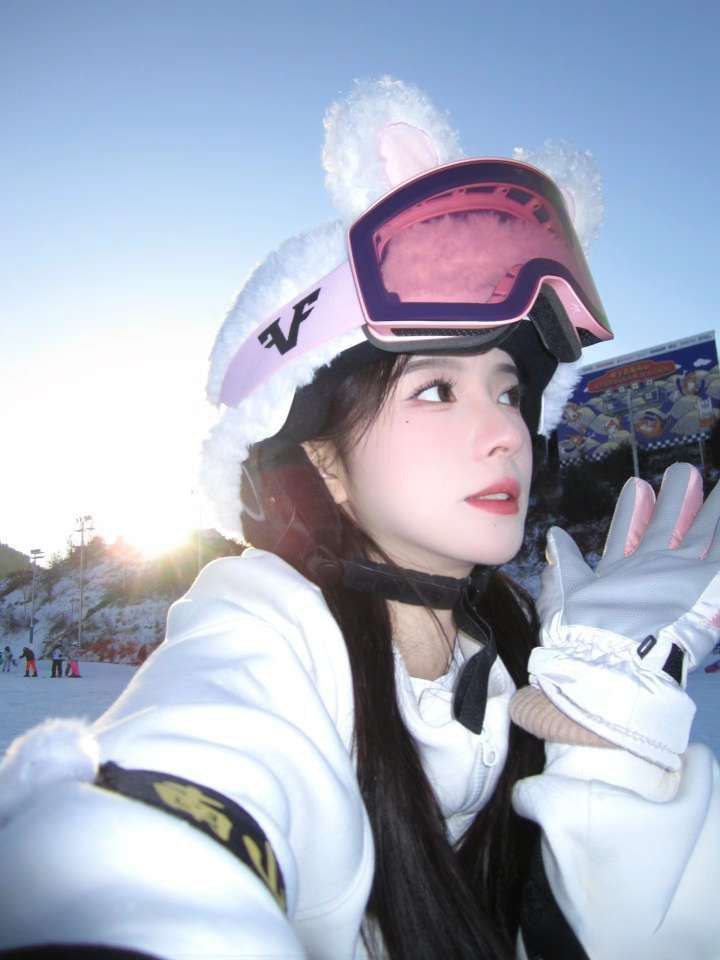 青岛外围 05年新人兼职 穿着大牌气质大方 2 1000028905