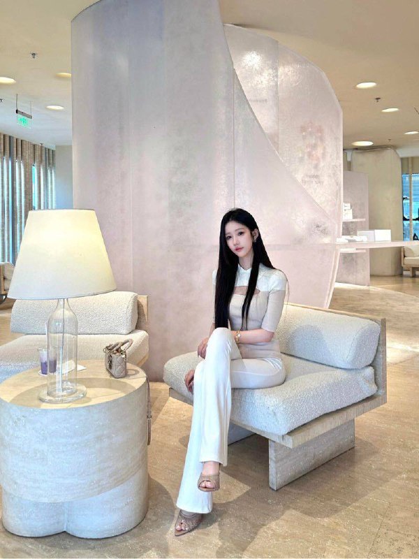 济南外围蜜桃臀 173/69 天然E 可爱 白月光 开朗 1 file 5425