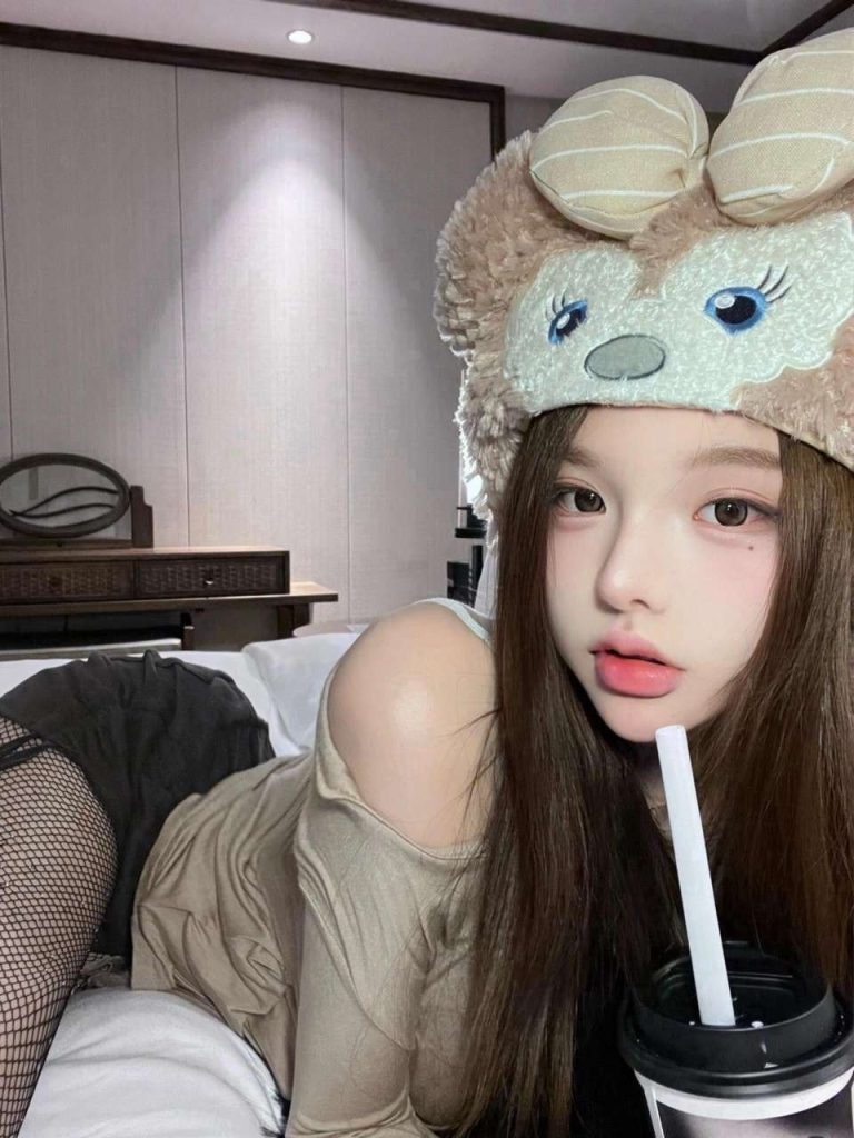 南京外围 05年极品小网红 童颜巨乳爆炸动漫身材 3 1000026756