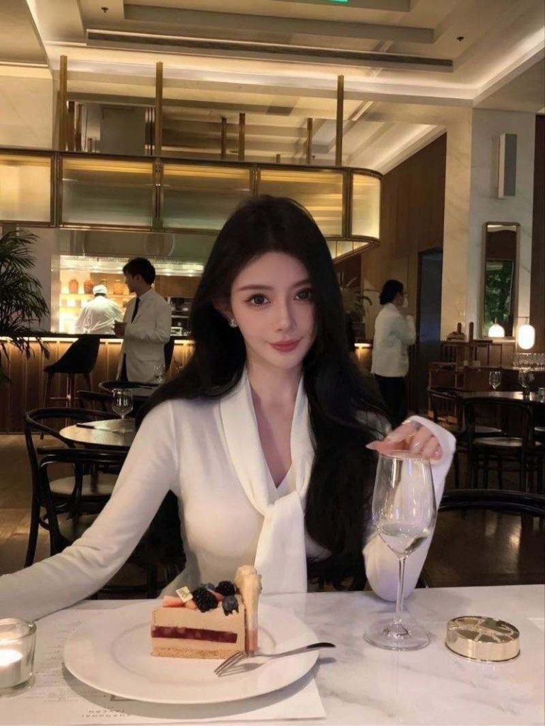 香港外围年龄99年蜜桃女神身高172大长腿马甲线漫画身材胸围D骚气十足名媛风 5 IMG 20250929 131026 591