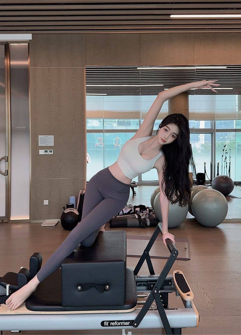 厦门外围21岁学生妹 172/50 天然D 高颜值 筷子腿 兼职 4 file 176